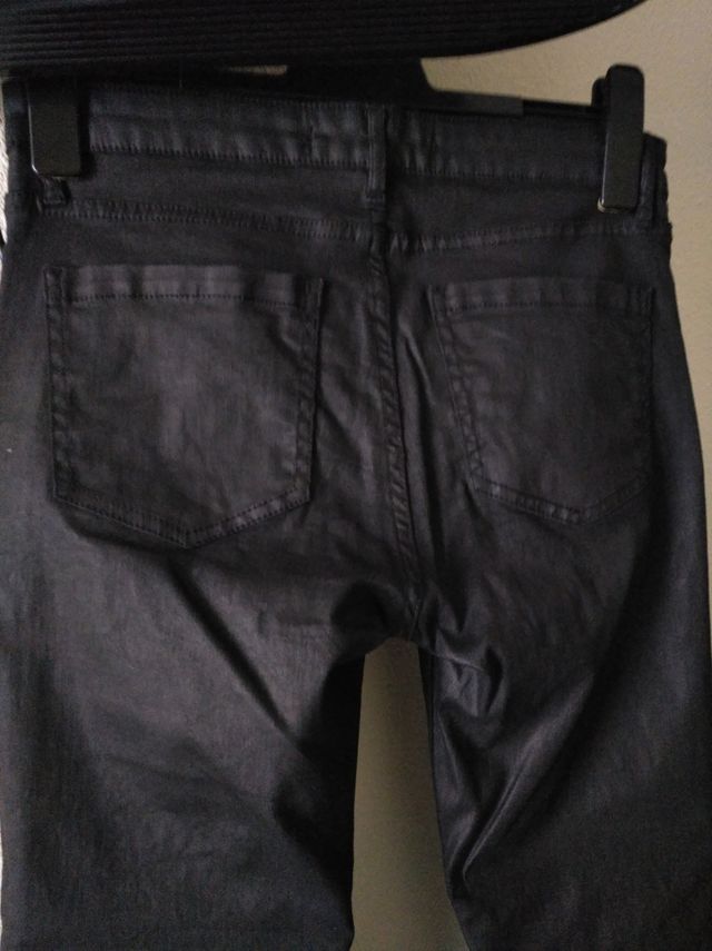 Pantalón MANGO negro. Talla 40