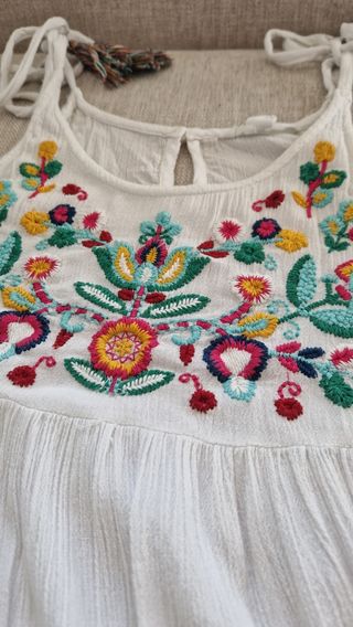 Blusa bordada con hombros descubiertos