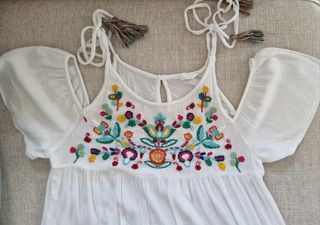 Blusa bordada con hombros descubiertos