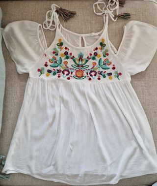 Blusa bordada con hombros descubiertos
