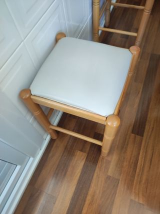 Mesa, 2 sillas y 2 taburetes