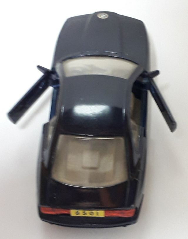 Miniatura BMW 850 I a 1/40