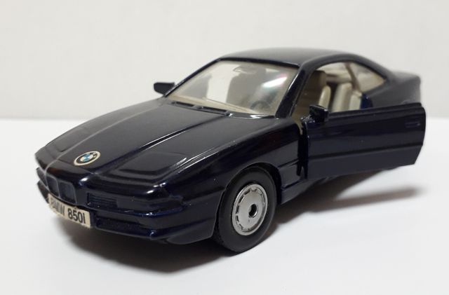 Miniatura BMW 850 I a 1/40