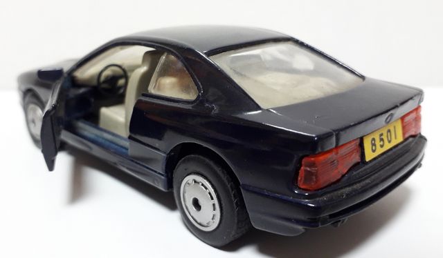 Miniatura BMW 850 I a 1/40