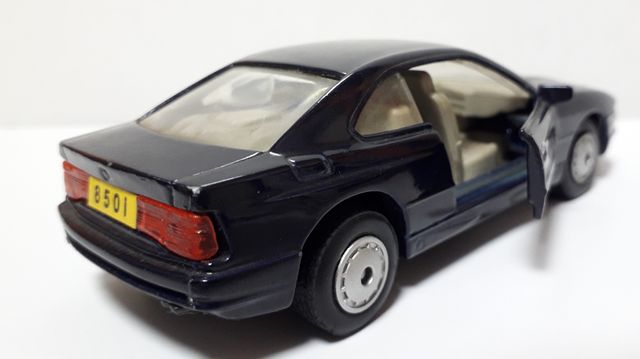 Miniatura BMW 850 I a 1/40