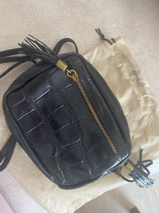 Bolso piel color negro. Nuevo con etiquetas