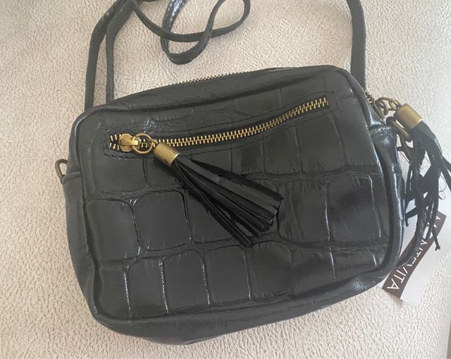 Bolso piel color negro. Nuevo con etiquetas