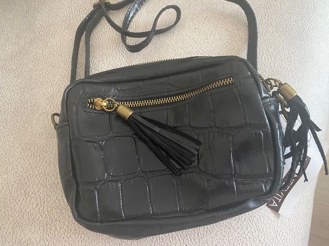 Bolso piel color negro. Nuevo con etiquetas