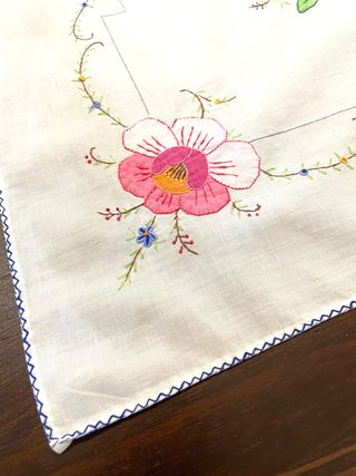 Mantel bordado antiguo pequeño de centro sin uso.