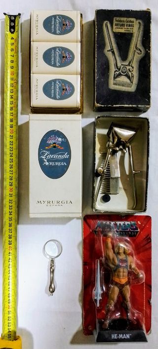 JABÓN , LUPA , MAQUINA Y MUÑECO