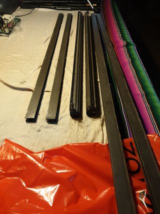 dos mosquiteras de aluminio para ventana y puerta