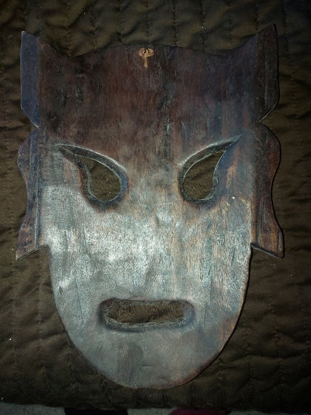 máscara o adorno para colgar.