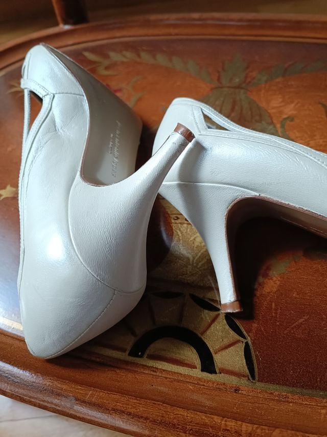 Zapato piel tacón punta beige claro