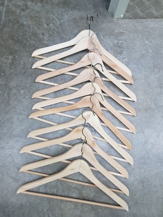 10 Perchas madera traje