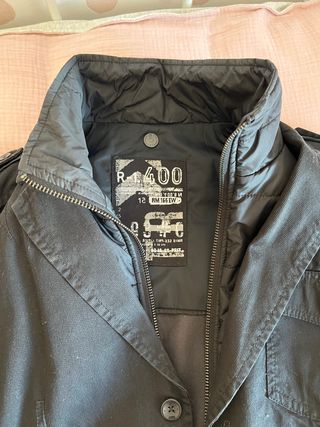 Chaqueta negra de pana lisa con forro interior.