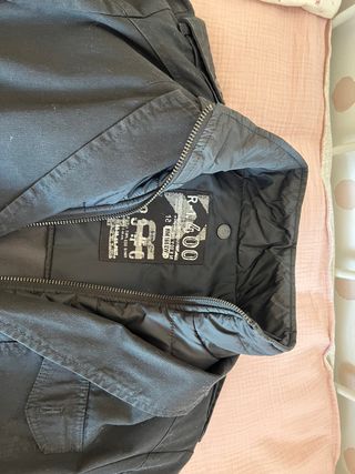 Chaqueta negra de pana lisa con forro interior.