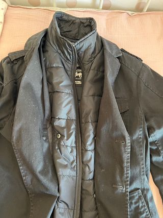 Chaqueta negra de pana lisa con forro interior.