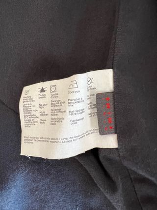 Chaqueta negra de pana lisa con forro interior.
