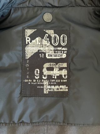 Chaqueta negra de pana lisa con forro interior.