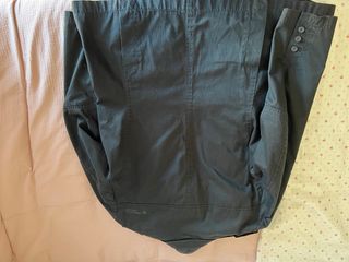 Chaqueta negra de pana lisa con forro interior.
