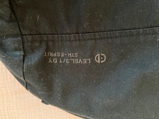 Chaqueta negra de pana lisa con forro interior.