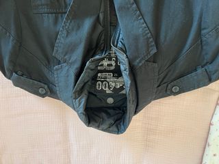 Chaqueta negra de pana lisa con forro interior.