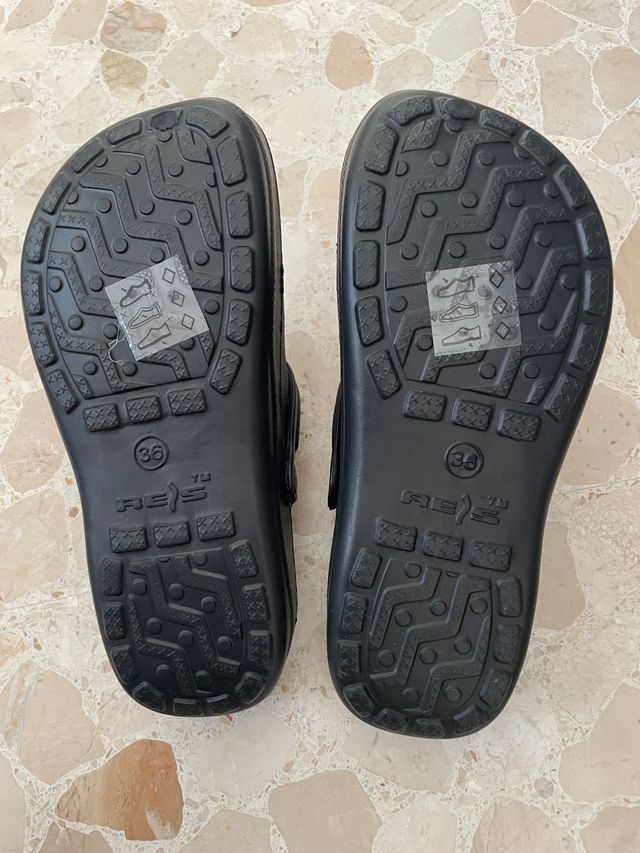 Zuecos negros talla 36