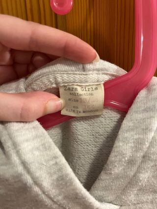 Sudadera gris con lentejuelas