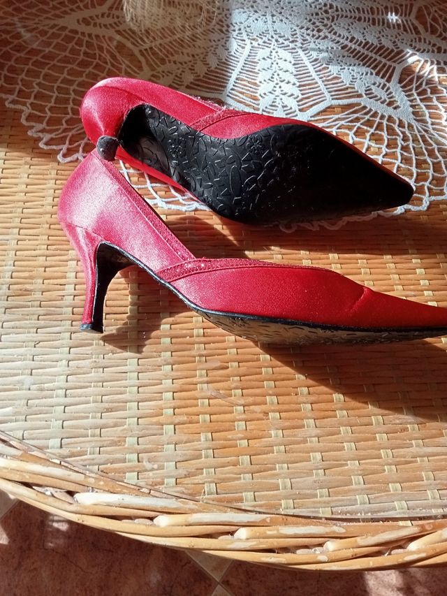 Zapatos de raso rojos