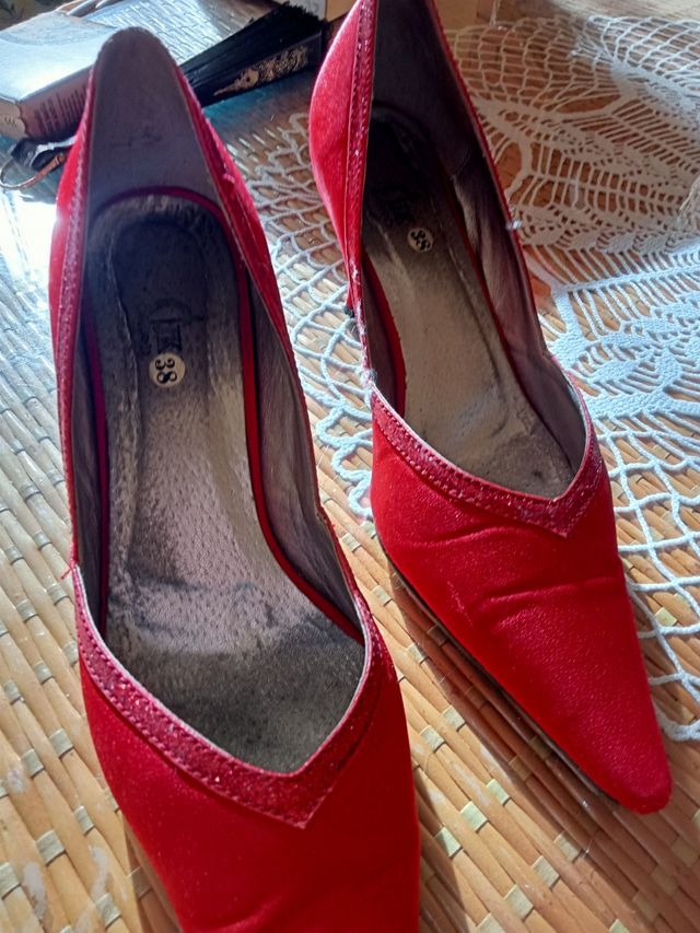 Zapatos de raso rojos