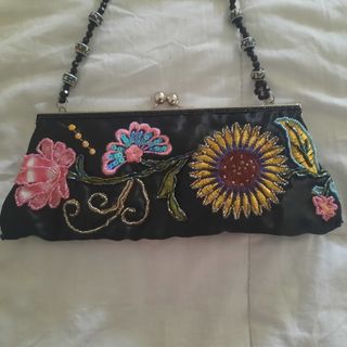 Clutch negro bordado