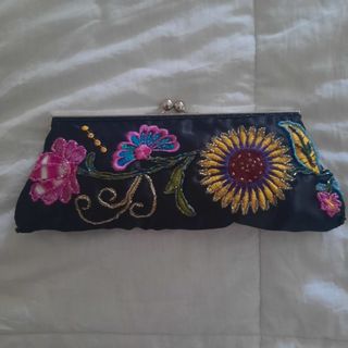 Clutch negro bordado