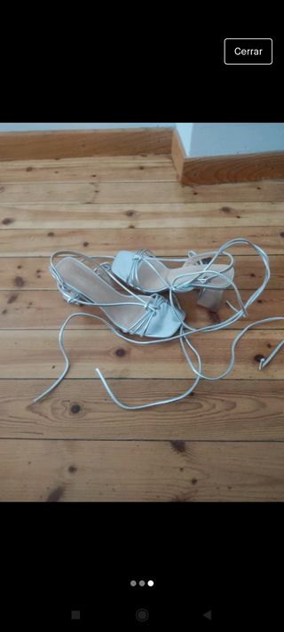 sandalias plateadas de atar