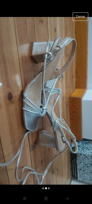 sandalias plateadas de atar