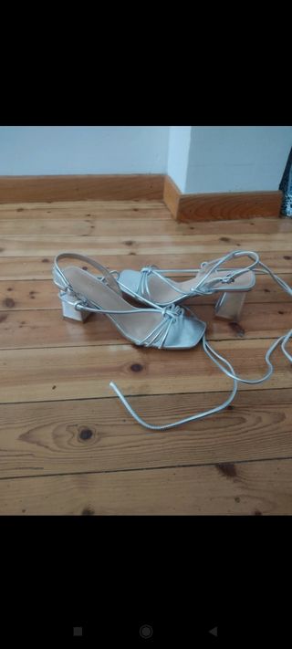 sandalias plateadas de atar