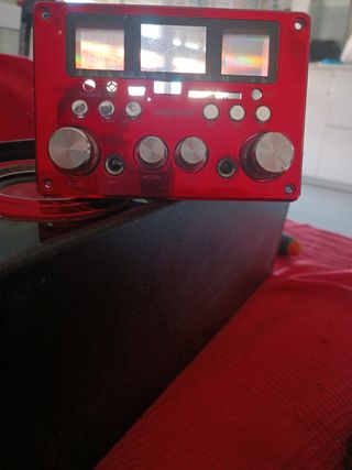 torre de altavoz karaoke con micrófono