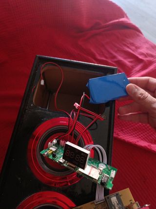 torre de altavoz karaoke con micrófono