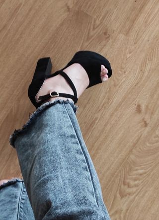 tacones altos negros