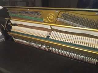 Piano de pared acústico Yamaha con sistema silent