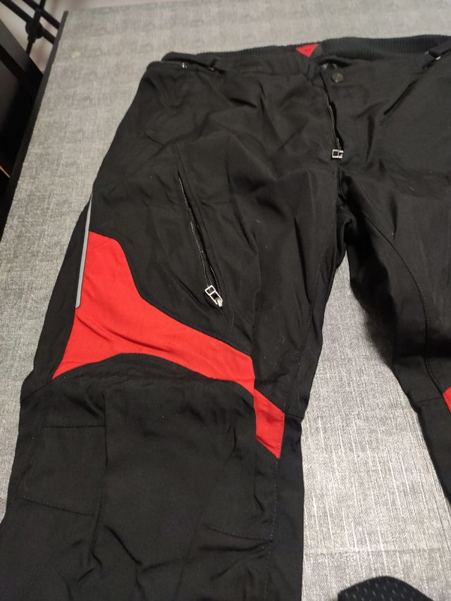 pantalón moto Dainese con protecciones de rodilla.