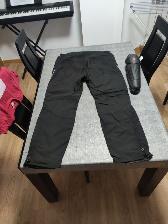 pantalón moto Dainese con protecciones de rodilla.