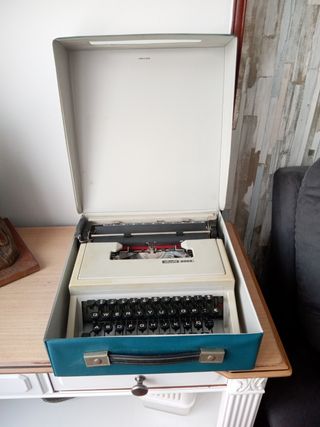 Maquina de escribir Olivetti Dora