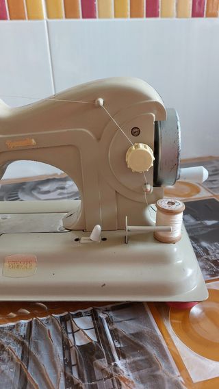 Máquina de coser infantil antigua Eureka