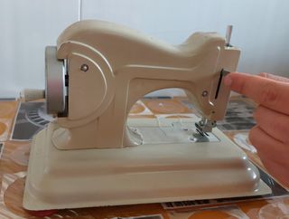 Máquina de coser infantil antigua Eureka