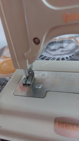 Máquina de coser infantil antigua Eureka