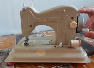Máquina de coser infantil antigua Eureka