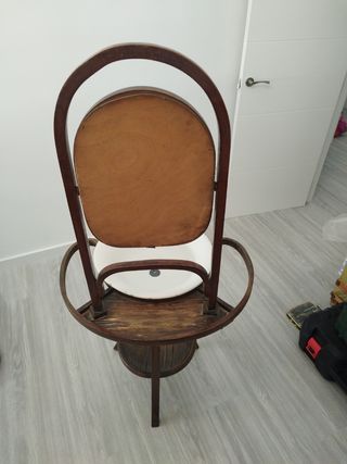 Lavabo antiguo con espejo .