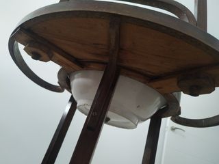 Lavabo antiguo con espejo .