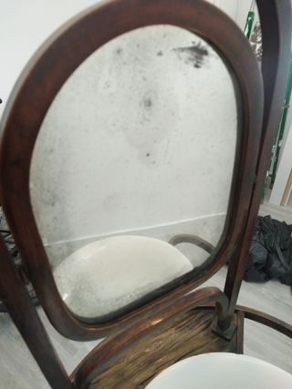 Lavabo antiguo con espejo .