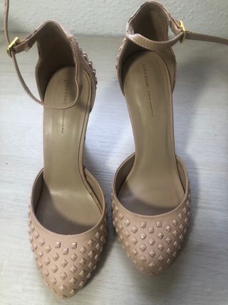 Zapatos de salón de Zara.